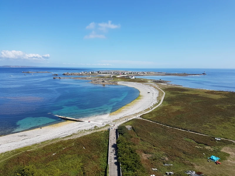 Vue de l'île prise du sommet du phare de Goulenez à l'ouest de l’île de Sein