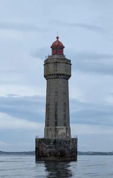 Phare de la Jument vu depuis la mer lors d’une croisière à Ouessant