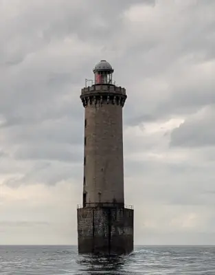 Phare de Kéréon vu depuis la mer lors d’une croisière à Ouessant