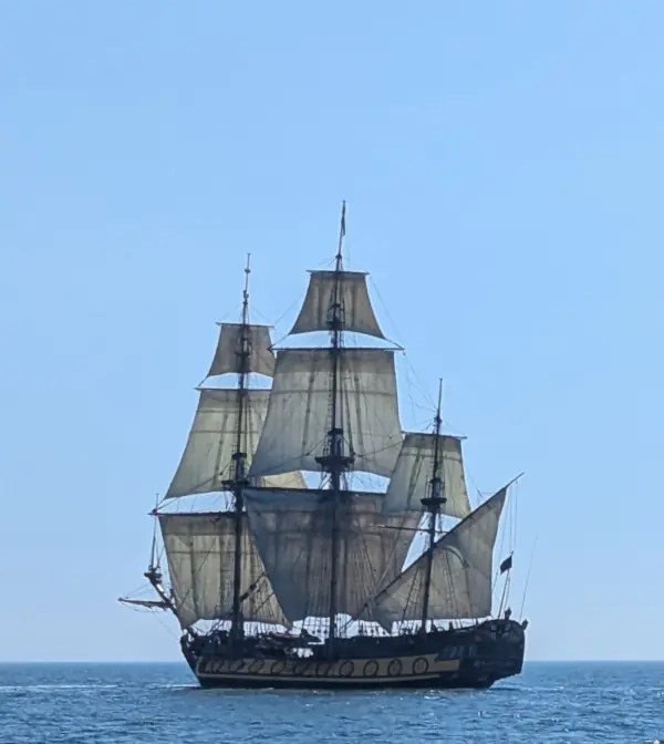 Navigation en voilier dans l’archipel de Molène en mer d’Iroise
